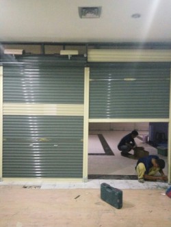 Pemasangan Rolling Door baru di bekasi 