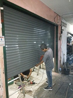 Pemasangan Rolling Door baru